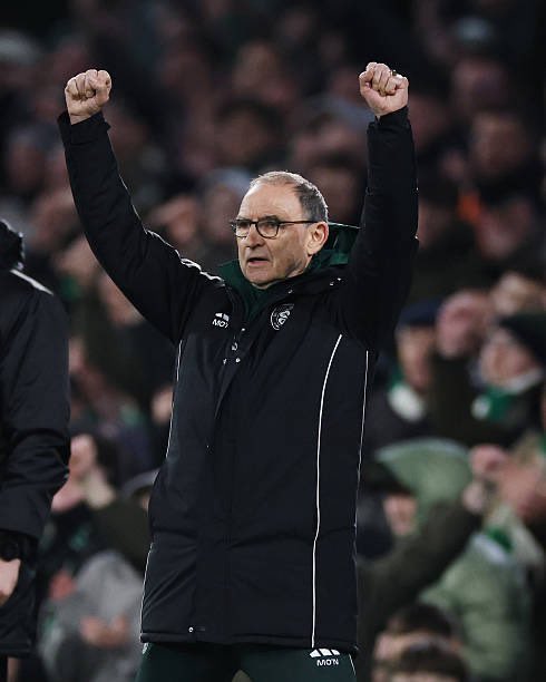 Martin O’Neill celebrating during his return to Celtic Park, symbolising the emotional pull of managers returning to their old clubs.