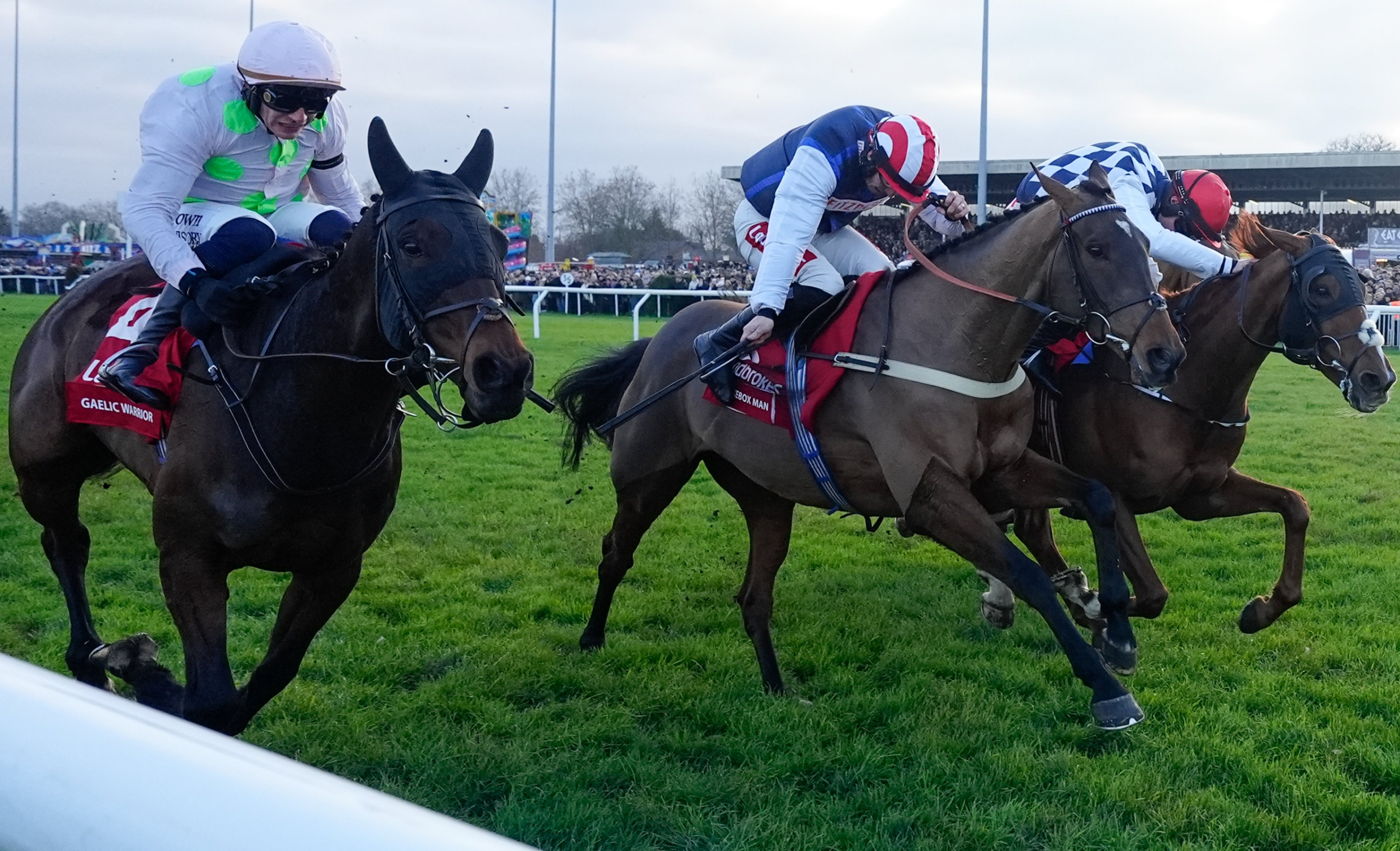 The Jukebox Man (centre) wins the King George VI Chase at Kempton Park by a photo-finish on December 26, 2025.