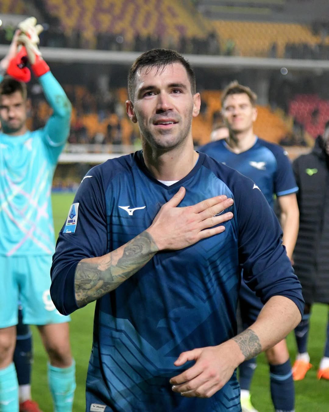 Alessio Romagnoli waving goodbye to supporters after the match against Lecce, applauding the crowd at full time.